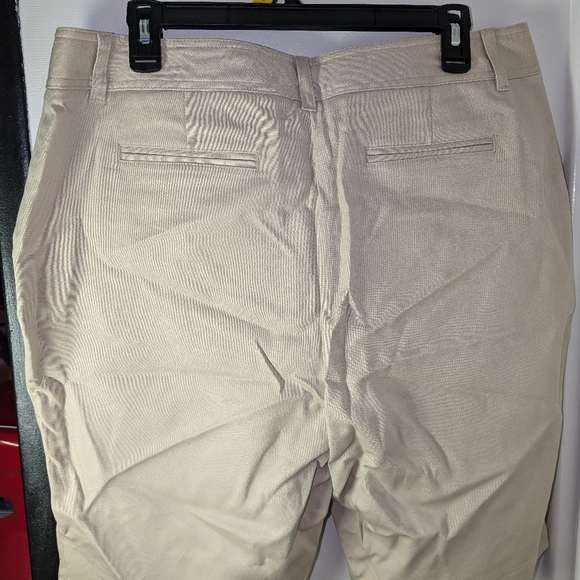 Ladies Chapter Club Petite Pant Shop Khaki knee length shorts - Picture 2 of 5
